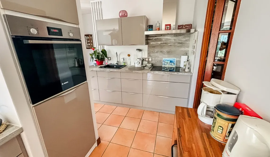 Ciboure limite Ascain - Vue exceptionnelle pour ce plain-pied des années 1996 de 117 m² habitable, pièce de vie de 48 m², 3 chambres + bureau, parcelle arborée de 1384 m²