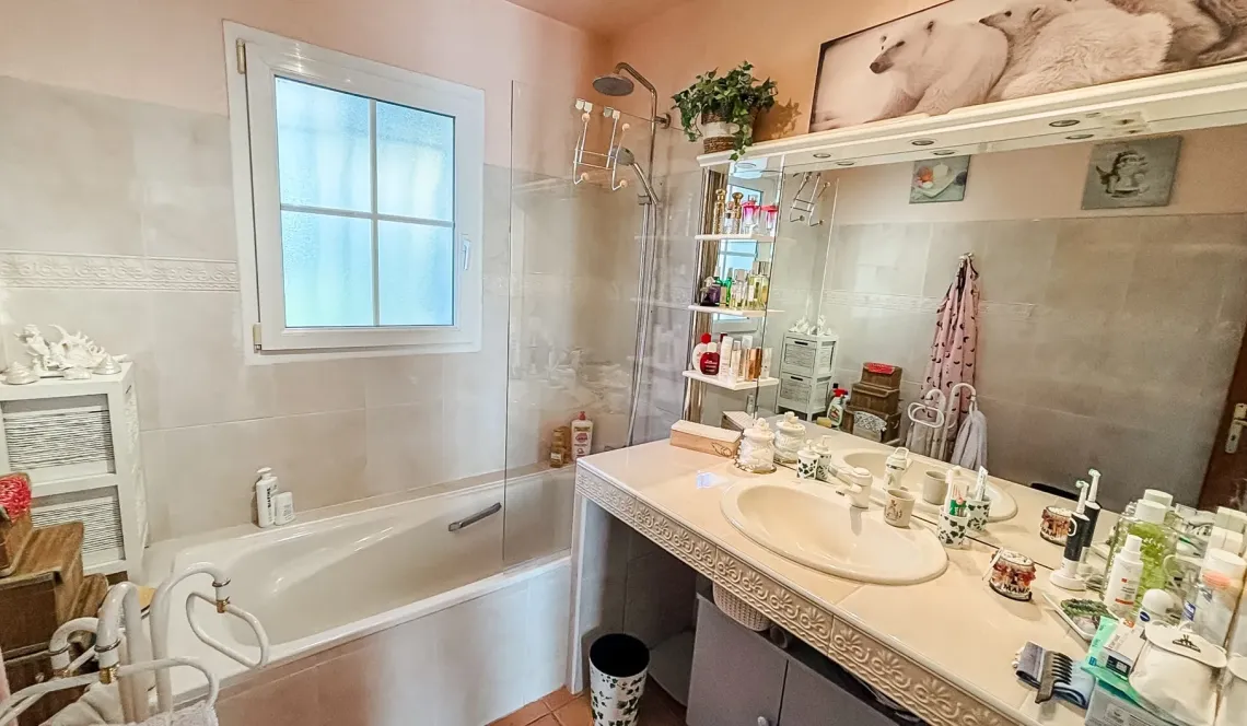 Ciboure limite Ascain - Vue exceptionnelle pour ce plain-pied des années 1996 de 117 m² habitable, pièce de vie de 48 m², 3 chambres + bureau, parcelle arborée de 1384 m²