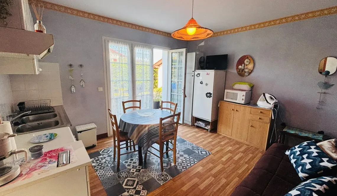 Ciboure limite Ascain - Vue exceptionnelle pour ce plain-pied des années 1996 de 117 m² habitable, pièce de vie de 48 m², 3 chambres + bureau, parcelle arborée de 1384 m²