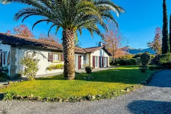 Ciboure limite Ascain - Vue exceptionnelle pour ce plain-pied des années 1996 de 117 m² habitable, pièce de vie de 48 m², 3 chambres + bureau, parcelle arborée de 1384 m²