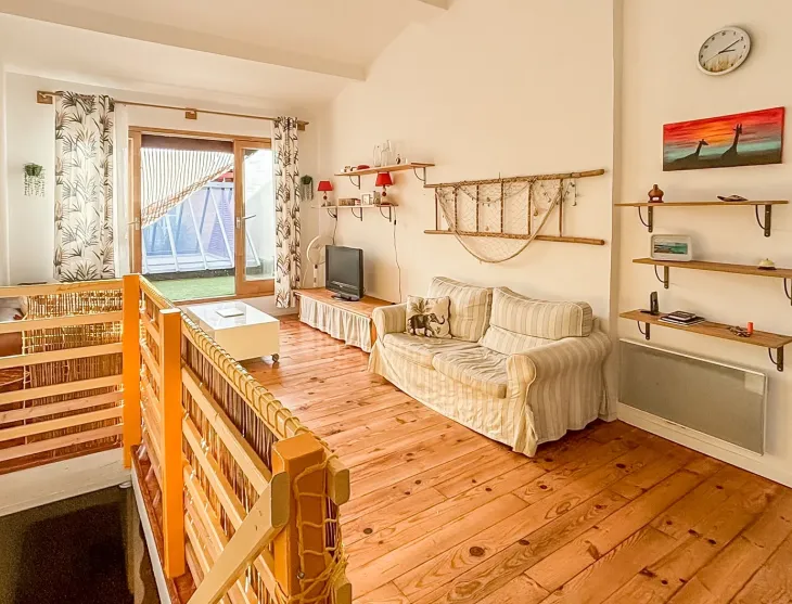 RARE sur le centre ancien de Bayonne - Dans immeuble rénové, dernier étage pour ce splendide T3 en duplex inversé de 63 m² H, pièce de vie plein sud de 29 m², en prolongement sa petite terrasse 
