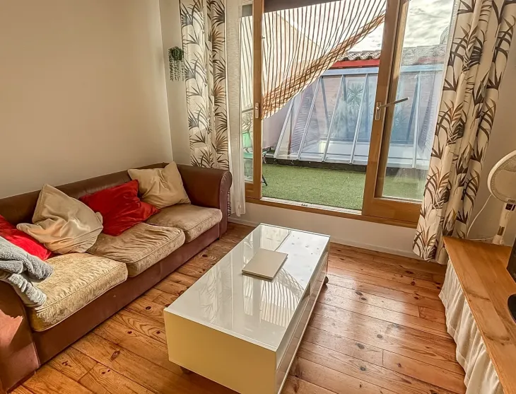 RARE sur le centre ancien de Bayonne - Dans immeuble rénové, dernier étage pour ce splendide T3 en duplex inversé de 63 m² H, pièce de vie plein sud de 29 m², en prolongement sa petite terrasse