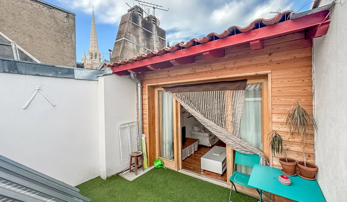 RARE sur le centre ancien de Bayonne - Dans immeuble rénové, dernier étage pour ce splendide T3 en duplex inversé de 63 m² H, pièce de vie plein sud de 29 m², en prolongement sa petite terrasse
