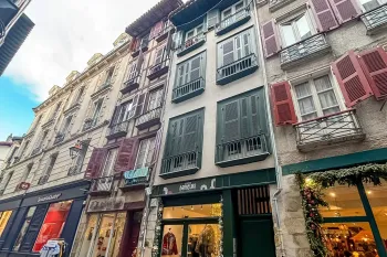 RARE sur le centre ancien de Bayonne - Dans immeuble rénové, dernier étage pour ce splendide T3 en duplex inversé de 63 m² H, pièce de vie plein sud de 29 m², en prolongement sa petite terrasse