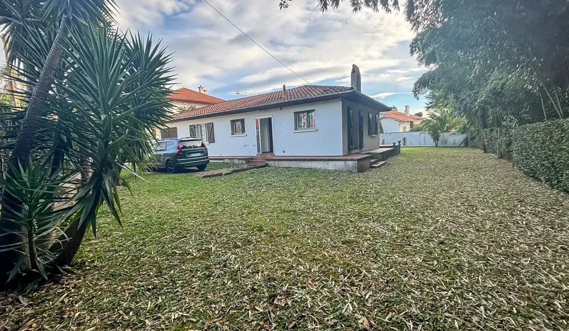 Biarritz au calme - Sur splendide parcelle plate plein sud de 996 m², plain-pied de 85 m² habitable à réhabiliter + garage ou le départ d’un nouveau projet?