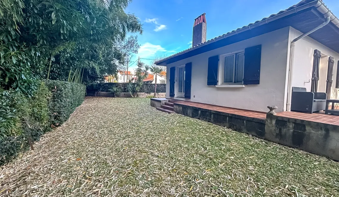Biarritz au calme - Sur splendide parcelle plate plein sud de 996 m², plain-pied de 85 m² habitable à réhabiliter + garage ou le départ d’un nouveau projet?