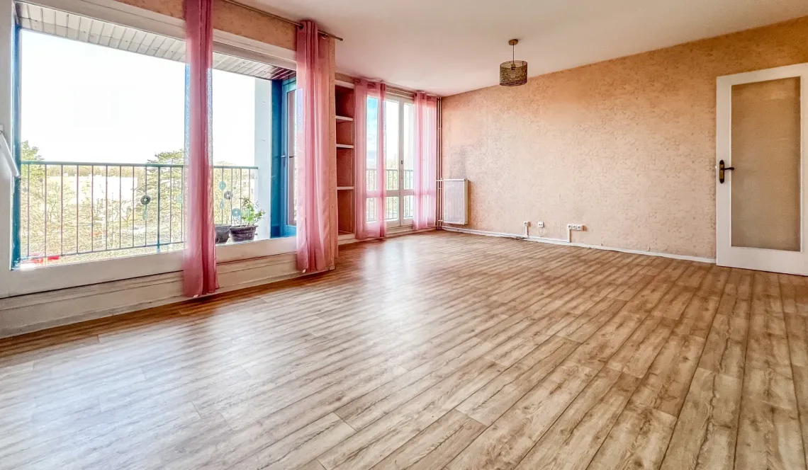 Bayonne St Croix - Jolit type 3 de 72 m² habitable, double séjour de 24 m², 2 chambres, cuisine indépendante équipée + cave