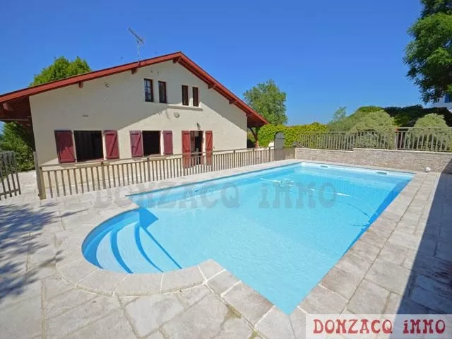 Exclusivité - Maison sur 2000 m² de terrain avec piscine - URT - Pays Basque