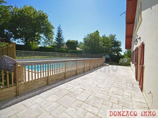 Exclusivité - Maison sur 2000 m² de terrain avec piscine - URT - Pays Basque