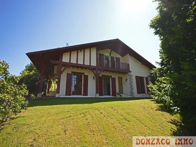 Exclusivité - Maison sur 2000 m² de terrain avec piscine - URT - Pays Basque