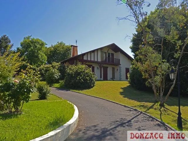 Exclusivité - Maison sur 2000 m² de terrain avec piscine - URT - Pays Basque