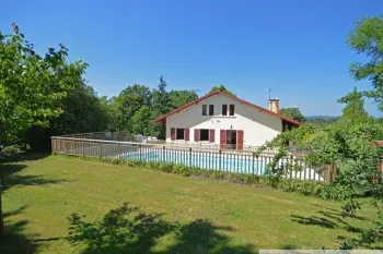 Exclusivité - Maison sur 2000 m² de terrain avec piscine - URT - Pays Basque