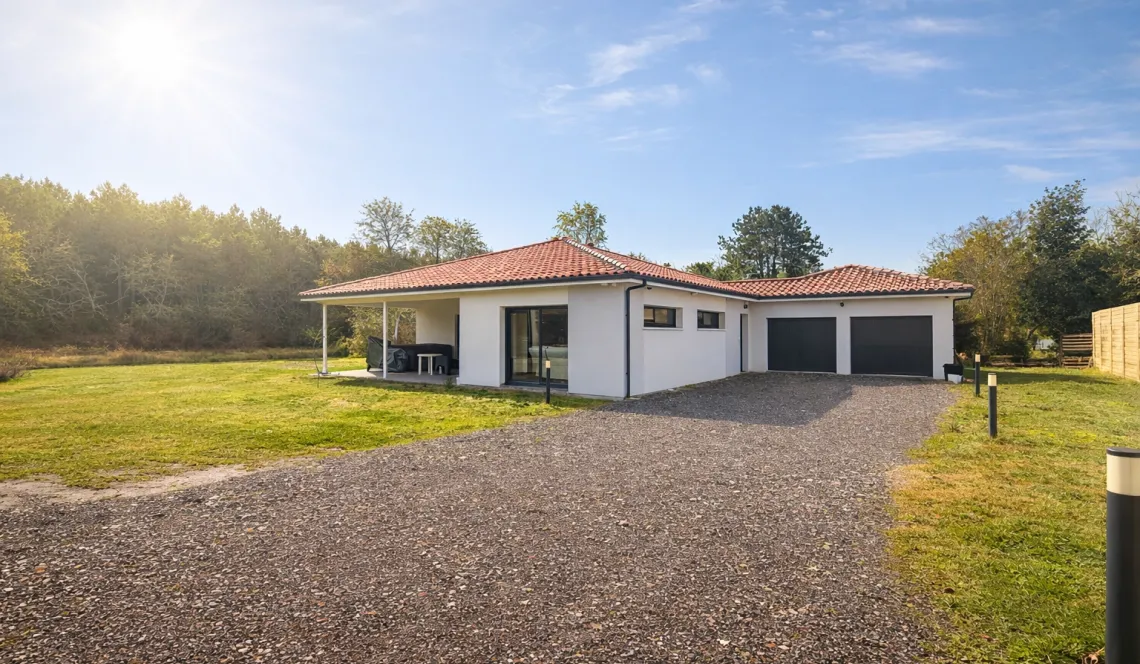 Bénesse limite Capbreton - Splendide plain-pied de 2023 de 116 m² habitable, 3 chambres dont une suite parentale, pièce de vie de 54 m², 2 garages sur 700 m² environ de terrain