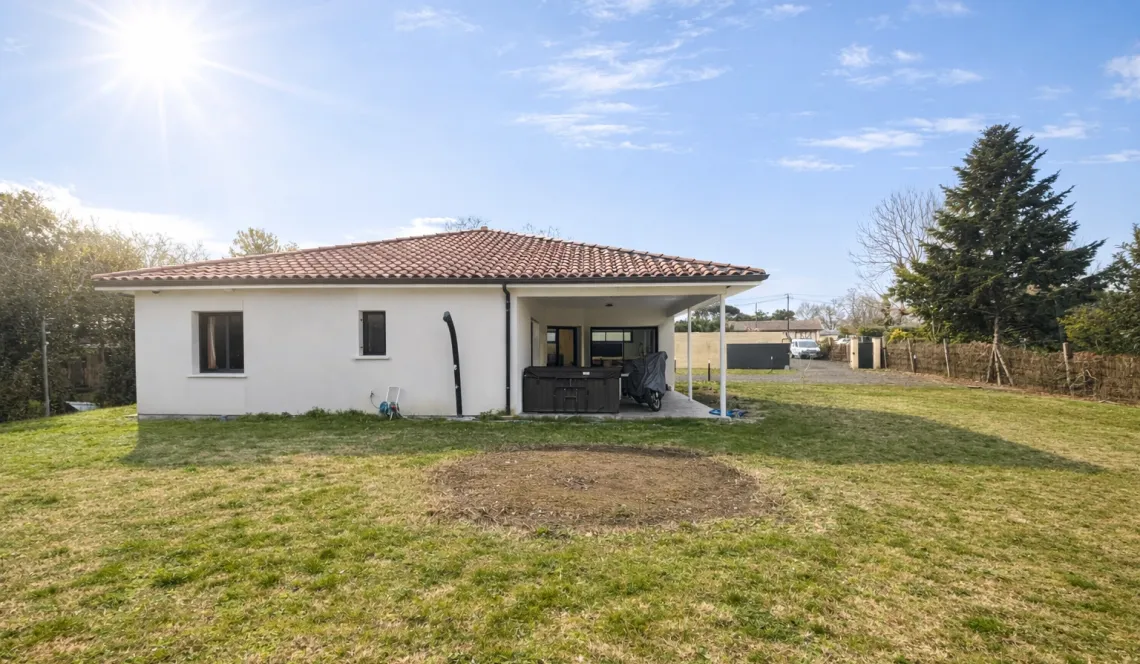 Bénesse limite Capbreton - Splendide plain-pied de 2023 de 116 m² habitable, 3 chambres dont une suite parentale, pièce de vie de 54 m², 2 garages sur 700 m² environ de terrain