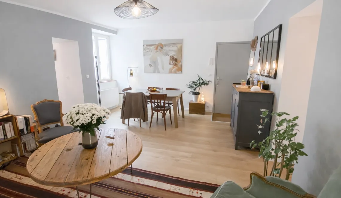 Bayonne St Esprit - Etage élevé pour ce type 3 de 57 m² habitable traversant rénové avec gout, pièce de vie de 21 m² et sa cuisine équipée