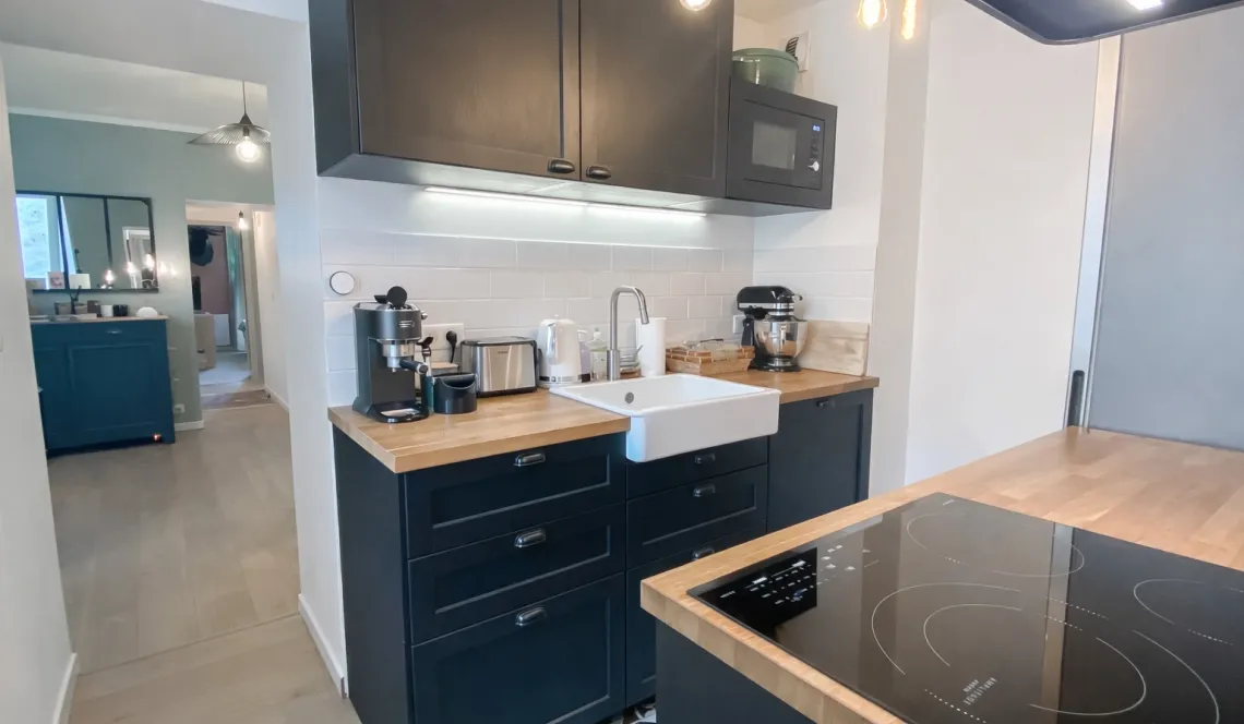 Bayonne St Esprit - Etage élevé pour ce type 3 de 57 m² habitable traversant rénové avec gout, pièce de vie de 21 m² et sa cuisine équipée