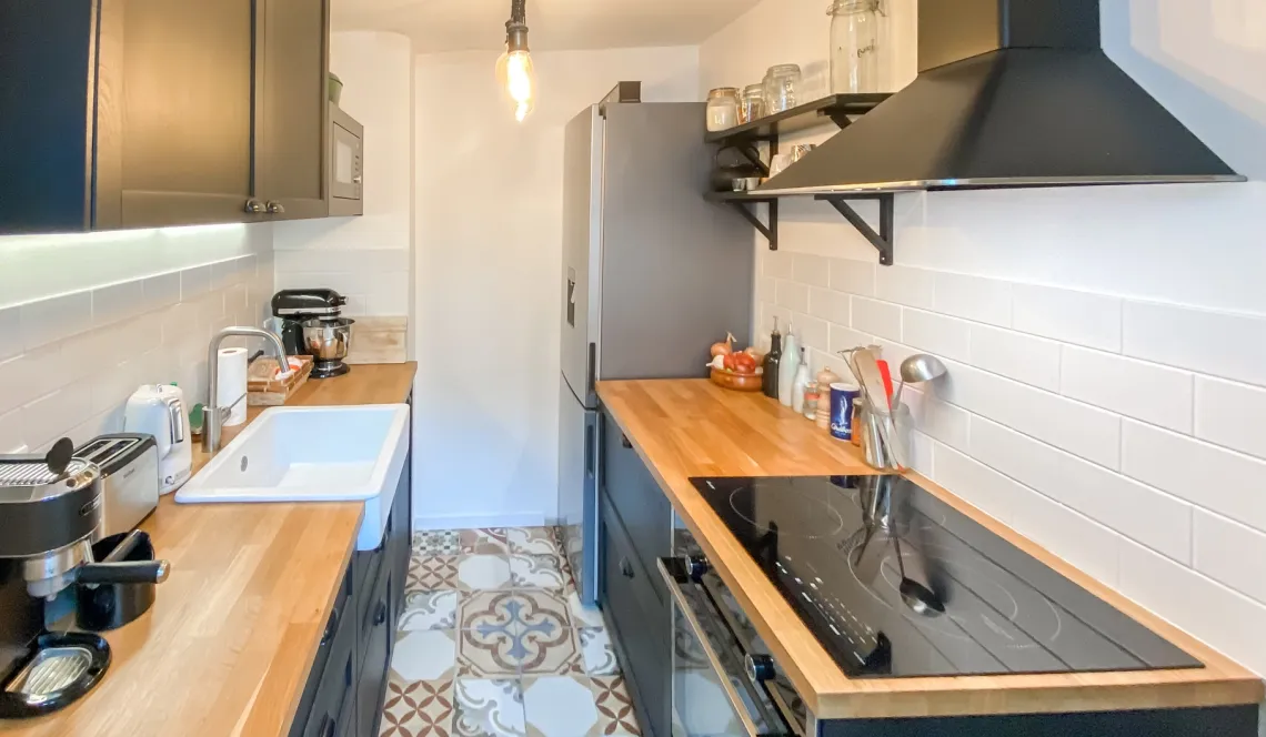 Bayonne St Esprit - Etage élevé pour ce type 3 de 57 m² habitable traversant rénové avec gout, pièce de vie de 21 m² et sa cuisine équipée