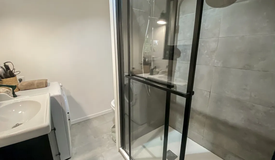 Bayonne St Esprit - Etage élevé pour ce type 3 de 57 m² habitable traversant rénové avec gout, pièce de vie de 21 m² et sa cuisine équipée