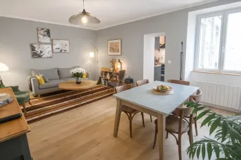 Bayonne St Esprit - Etage élevé pour ce type 3 de 57 m² habitable traversant rénové avec gout, pièce de vie de 21 m² et sa cuisine équipée