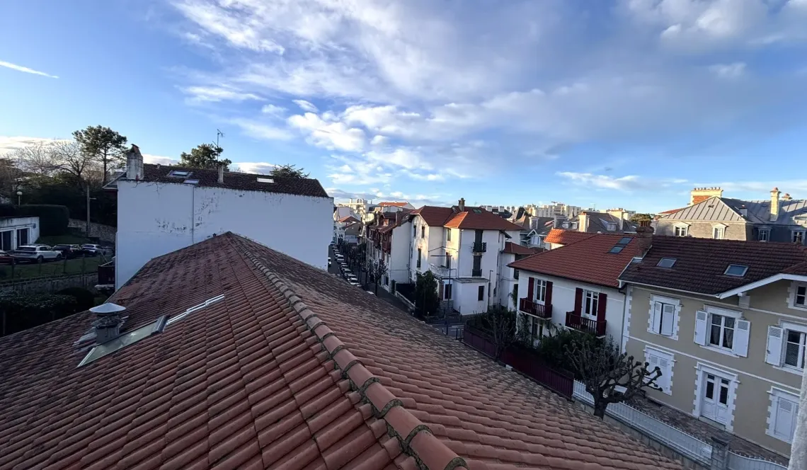 Co-Exclusivité sur Biarritz Avenue de la Marne - Type 4 de 86 m² habitable à relooker, pièce de vie de 26 m² + cave + parking en sous-sol