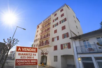 Co-Exclusivité sur Biarritz Avenue de la Marne - Type 4 de 86 m² habitable à relooker, pièce de vie de 26 m² + cave + parking en sous-sol