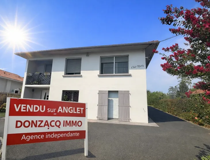 Anglet secteur Hardoy/Lamouly - Belle villa des années 60 en parfait état sur deux niveaux, 3 chambres, 2 salles d’eau sur 582 m² de terrain plat