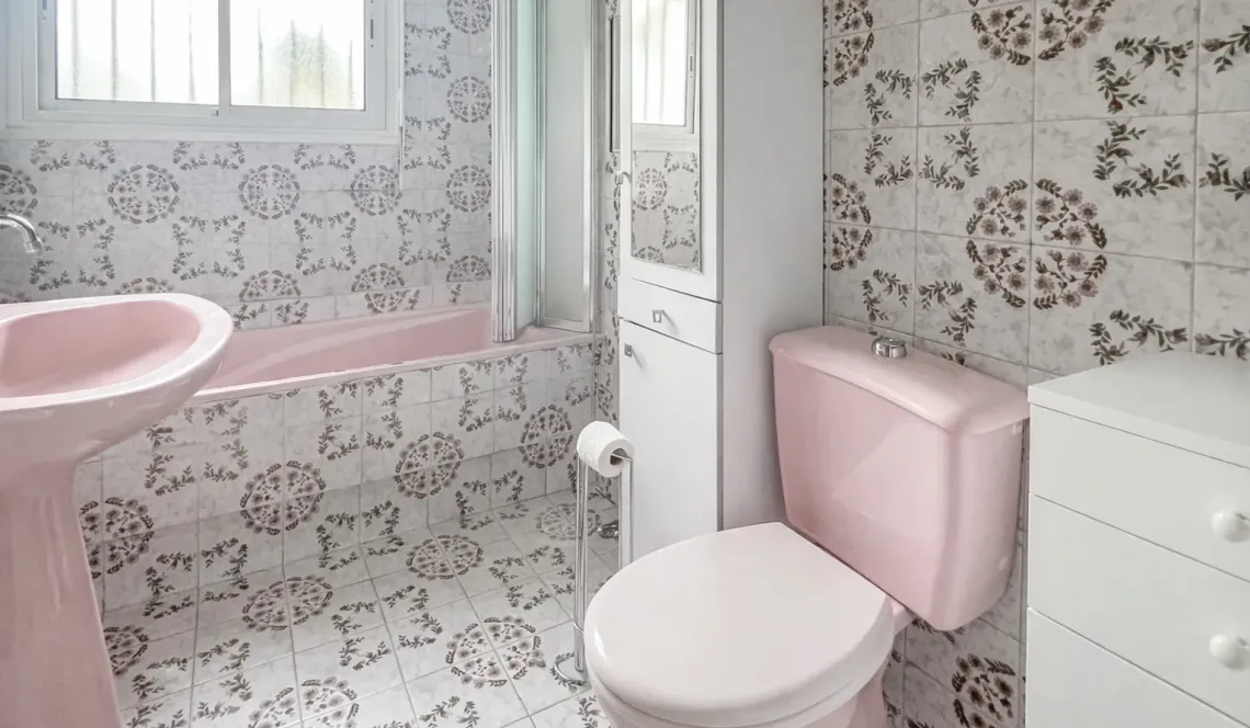 Anglet quartier très recherché pour ce joli plain-pied des années 60 de 107 m² habitable, 3 chambres + 1 bureau, pièce de vie de 27 m² sur parcelle de 629 m² + garage