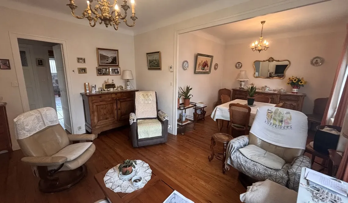 Anglet quartier très recherché pour ce joli plain-pied des années 60 de 107 m² habitable, 3 chambres + 1 bureau, pièce de vie de 27 m² sur parcelle de 629 m² + garage