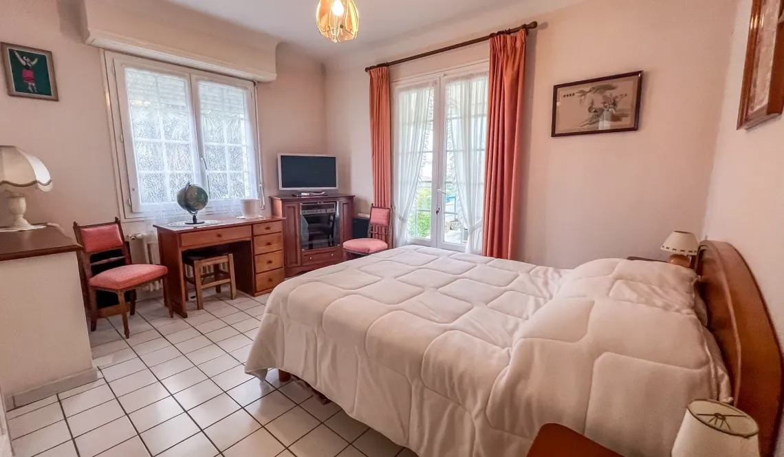 Anglet quartier très recherché pour ce joli plain-pied des années 60 de 107 m² habitable, 3 chambres + 1 bureau, pièce de vie de 27 m² sur parcelle de 629 m² + garage