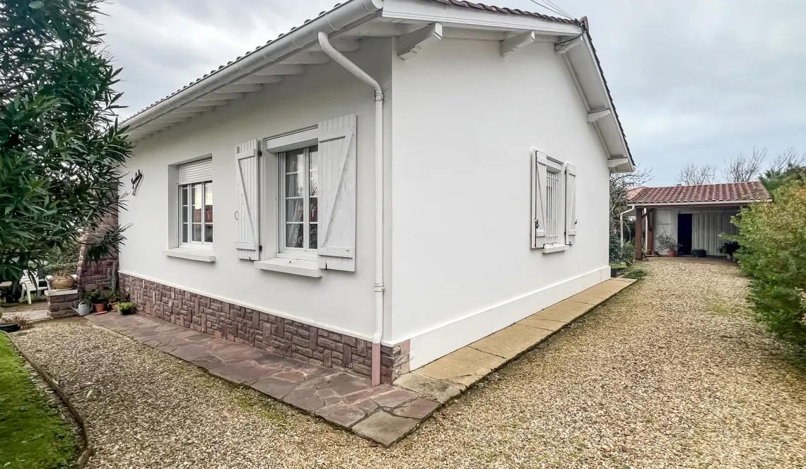 Anglet quartier très recherché pour ce joli plain-pied des années 60 de 107 m² habitable, 3 chambres + 1 bureau, pièce de vie de 27 m² sur parcelle de 629 m² + garage