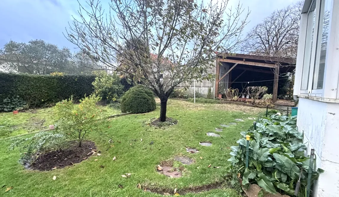 Anglet quartier très recherché pour ce joli plain-pied des années 60 de 107 m² habitable, 3 chambres + 1 bureau, pièce de vie de 27 m² sur parcelle de 629 m² + garage