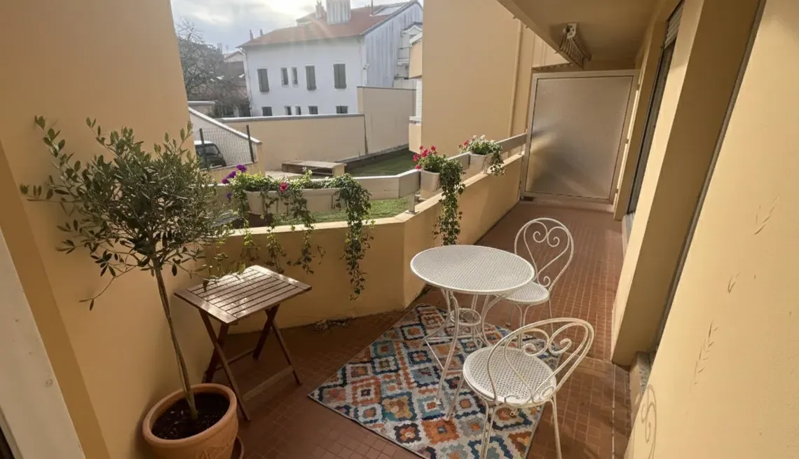 Avant première Biarritz Central - Spacieux type 2 de 50 m², belle pièce de vie et chambre séparée sur terrasse de 10 m². Cave plus place de parking en sous-sol