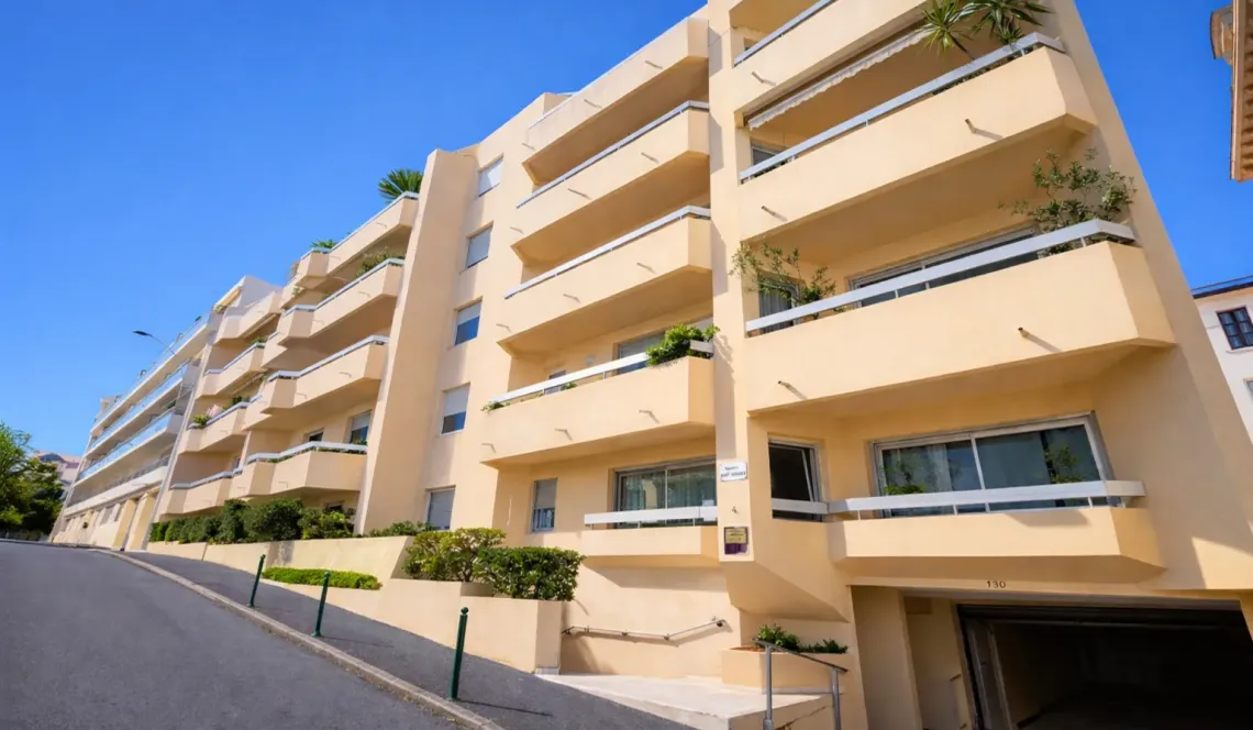 Avant première Biarritz Central - Spacieux type 2 de 50 m², belle pièce de vie et chambre séparée sur terrasse de 8 m². Cave plus place de parking en sous-sol 