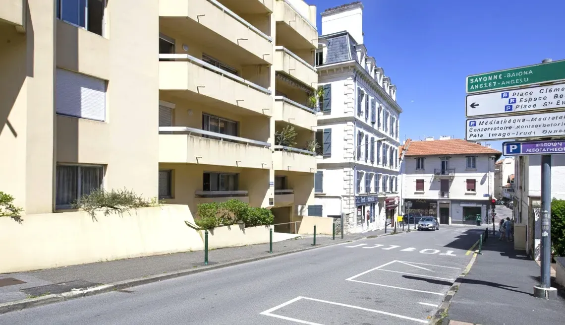 Avant première Biarritz Central - Spacieux type 2 de 50 m², belle pièce de vie et chambre séparée sur terrasse de 10 m². Cave plus place de parking en sous-sol