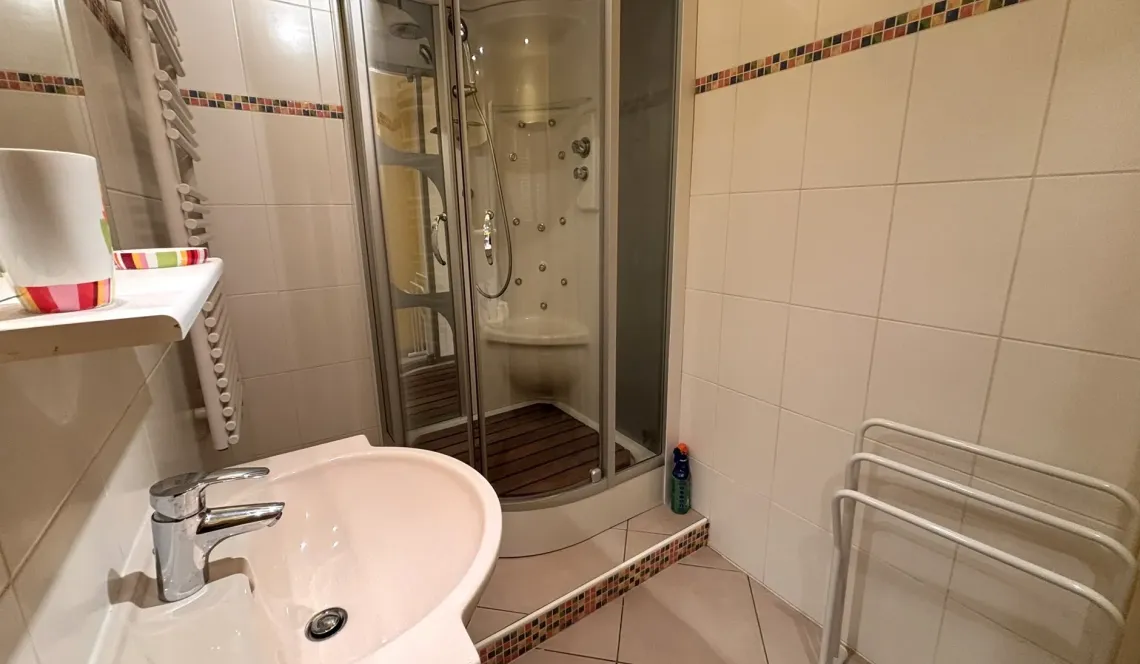 Avant première Biarritz Central - Spacieux type 2 de 50 m², belle pièce de vie et chambre séparée sur terrasse de 8 m². Cave plus place de parking en sous-sol 