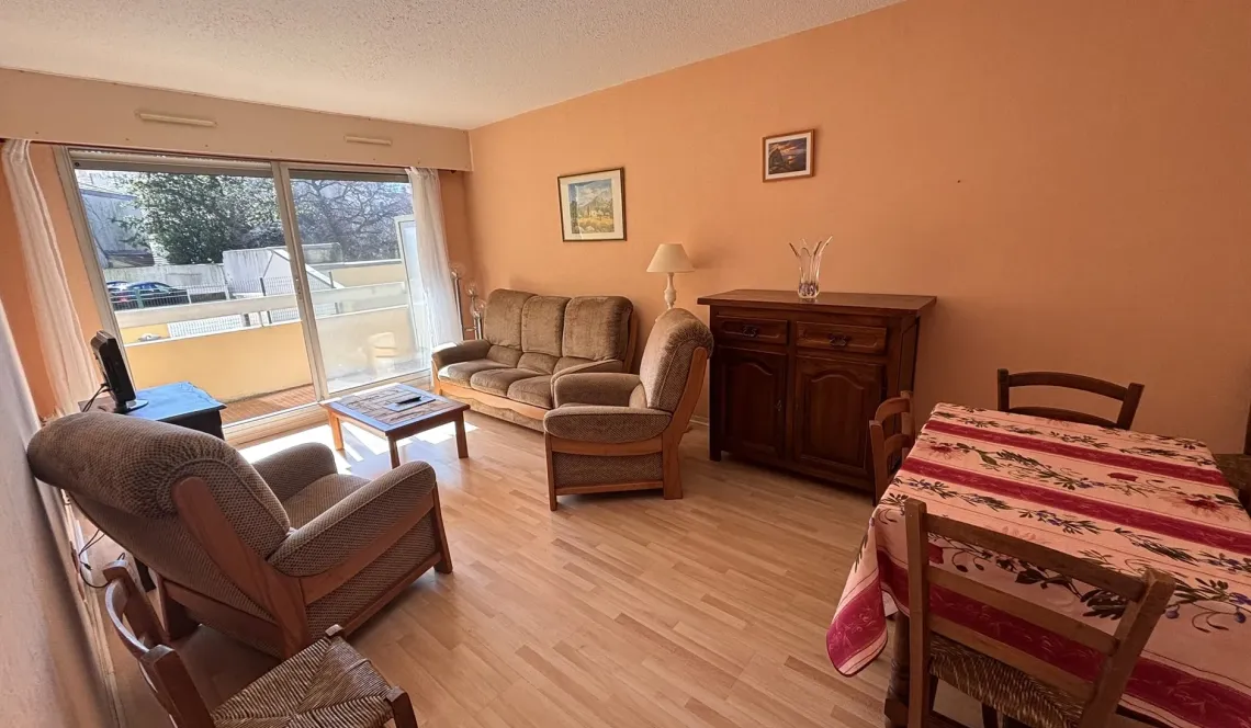 Avant première Biarritz Central - Spacieux type 2 de 50 m², belle pièce de vie et chambre séparée sur terrasse de 8 m². Cave plus place de parking en sous-sol 