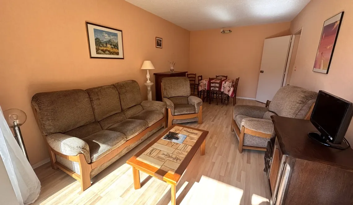 Avant première Biarritz Central - Spacieux type 2 de 50 m², belle pièce de vie et chambre séparée sur terrasse de 8 m². Cave plus place de parking en sous-sol 