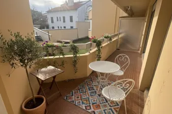 Avant première Biarritz Central - Spacieux type 2 de 50 m², belle pièce de vie et chambre séparée sur terrasse de 10 m². Cave plus place de parking en sous-sol