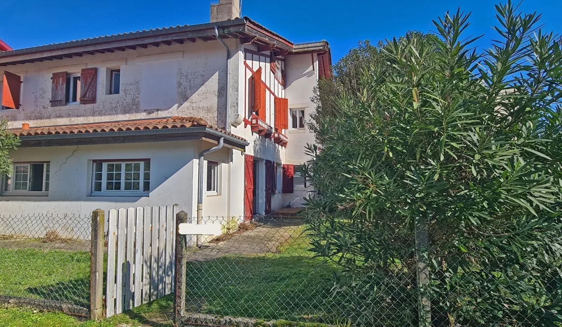 Nouveauté sur le Polo Beyris Bayonne - Type 2 de 53 m² H entièrement à rénover + cave + place de parking privative. Le gros plus: petit jardin privatif plein sud!