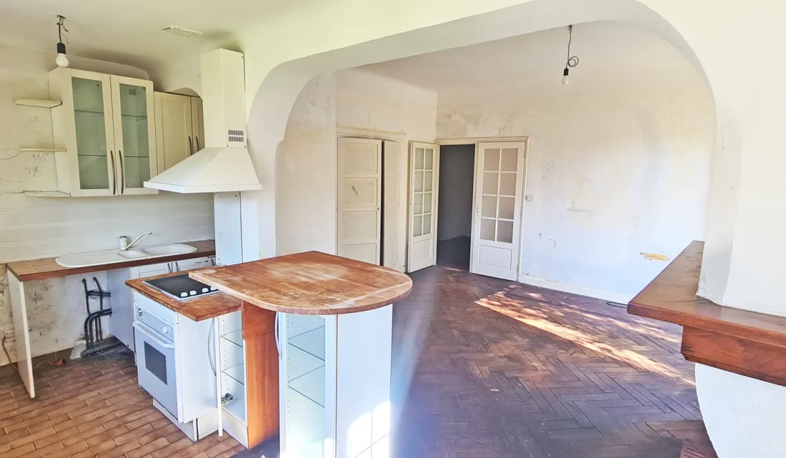 Nouveauté sur le Polo Beyris Bayonne - Type 2 de 53 m² H entièrement à rénover + cave + place de parking privative. Le gros plus: petit jardin privatif plein sud!