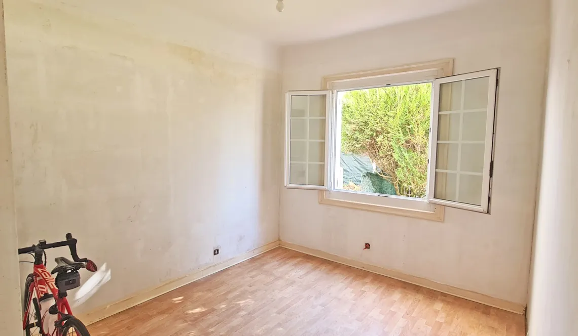 Nouveauté sur le Polo Beyris Bayonne - Type 2 de 53 m² H entièrement à rénover + cave + place de parking privative. Le gros plus: petit jardin privatif plein sud!