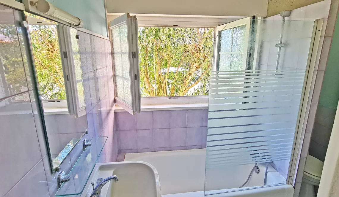 Nouveauté sur le Polo Beyris Bayonne - Type 2 de 53 m² H entièrement à rénover + cave + place de parking privative. Le gros plus: petit jardin privatif plein sud!