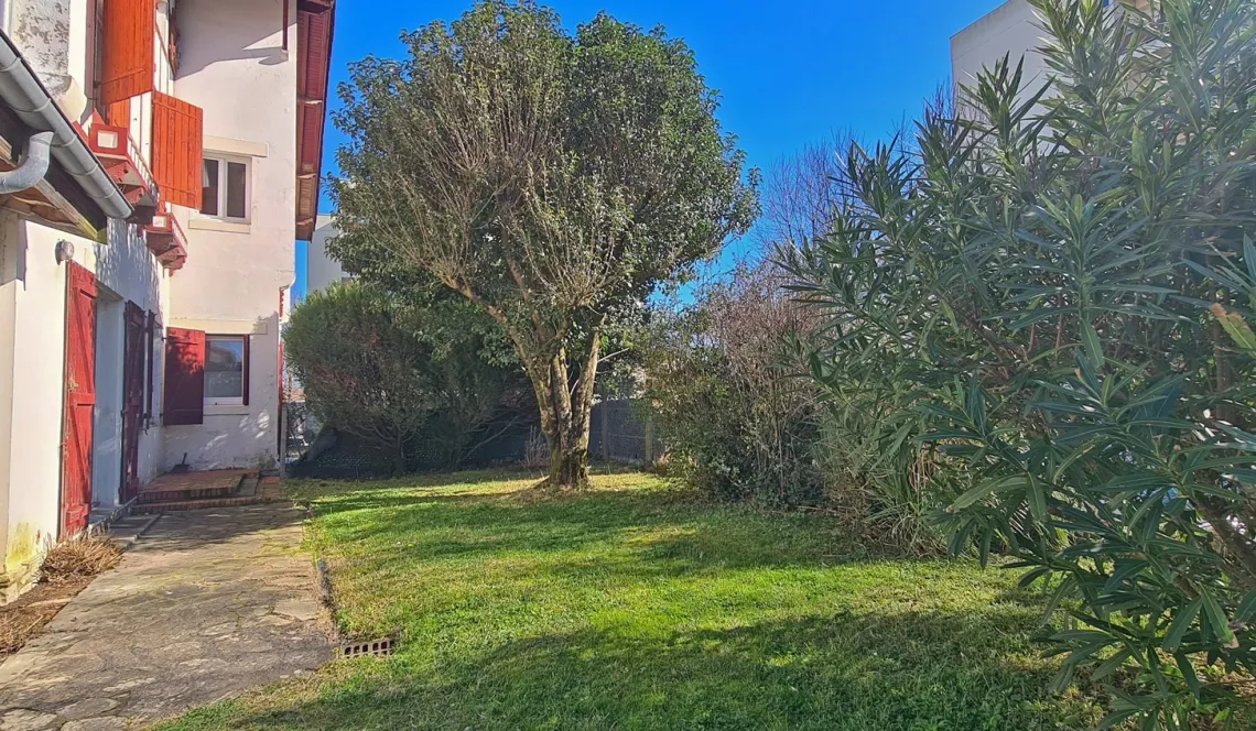 Nouveauté sur le Polo Beyris Bayonne - Type 2 de 53 m² H entièrement à rénover + cave + place de parking privative. Le gros plus: petit jardin privatif plein sud!