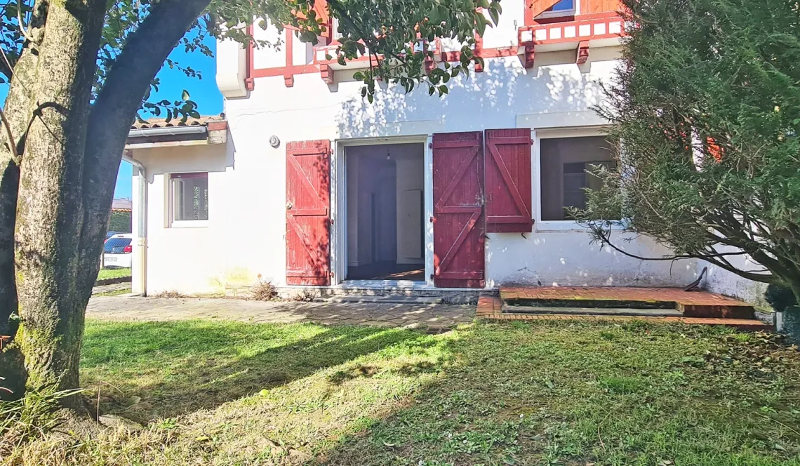 Nouveauté sur le Polo Beyris Bayonne - Type 2 de 53 m² H entièrement à rénover + cave + place de parking privative. Le gros plus: petit jardin privatif plein sud!