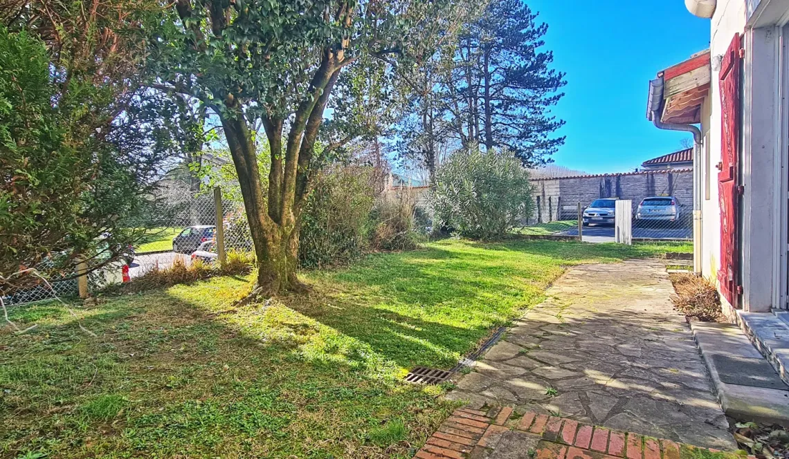 Nouveauté sur le Polo Beyris Bayonne - Type 2 de 53 m² H entièrement à rénover + cave + place de parking privative. Le gros plus: petit jardin privatif plein sud!