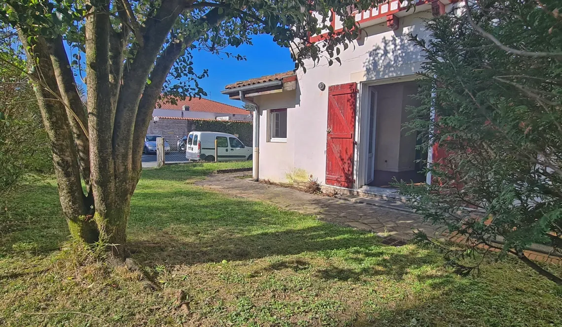 Nouveauté sur le Polo Beyris Bayonne - Type 2 de 53 m² H entièrement à rénover + cave + place de parking privative. Le gros plus: petit jardin privatif plein sud!