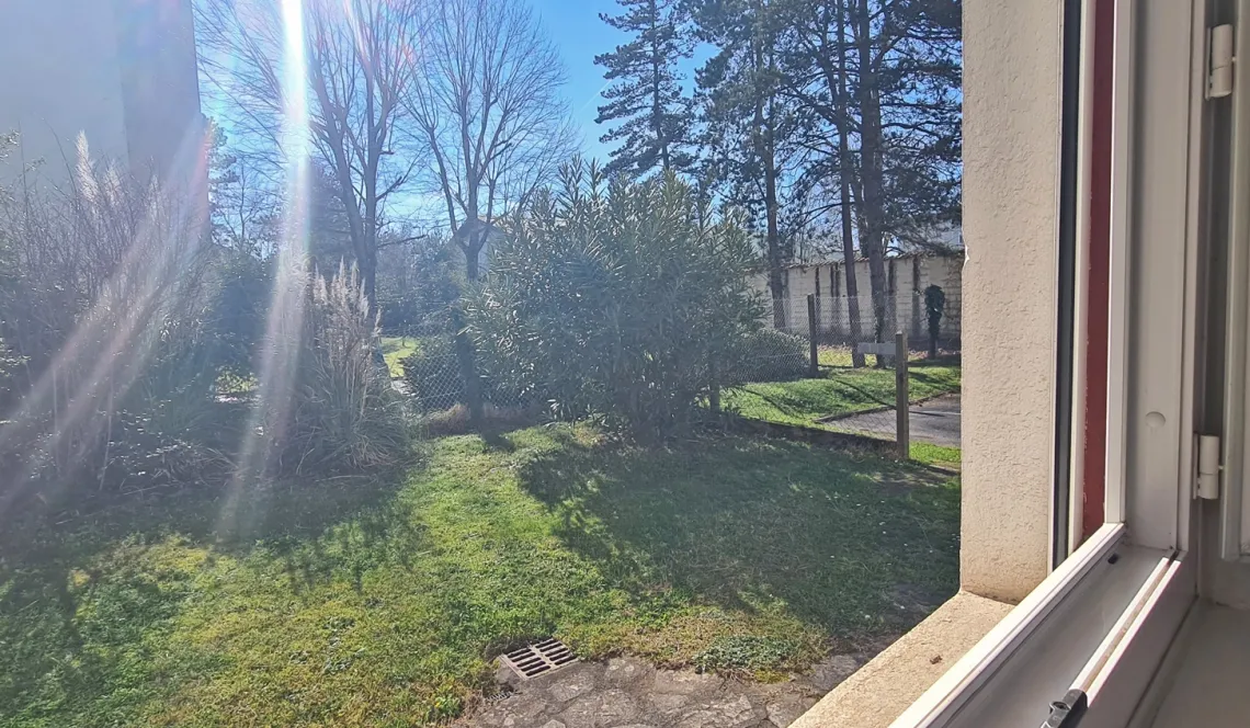 Nouveauté sur le Polo Beyris Bayonne - Type 2 de 53 m² H entièrement à rénover + cave + place de parking privative. Le gros plus: petit jardin privatif plein sud!