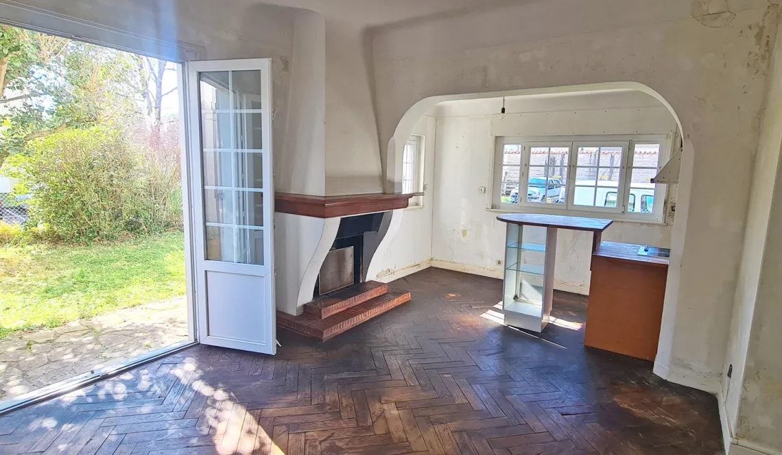 Nouveauté sur le Polo Beyris Bayonne - Type 2 de 53 m² H entièrement à rénover + cave + place de parking privative. Le gros plus: petit jardin privatif plein sud!