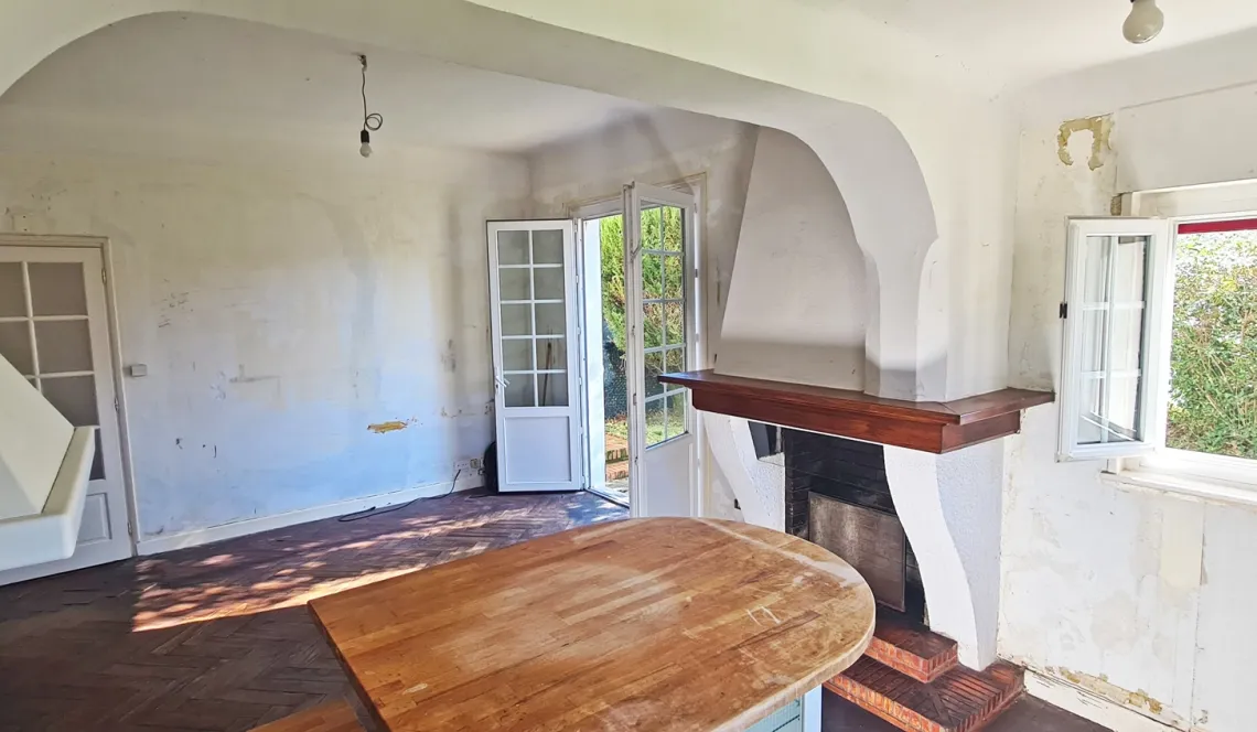 Nouveauté sur le Polo Beyris Bayonne - Type 2 de 53 m² H entièrement à rénover + cave + place de parking privative. Le gros plus: petit jardin privatif plein sud!