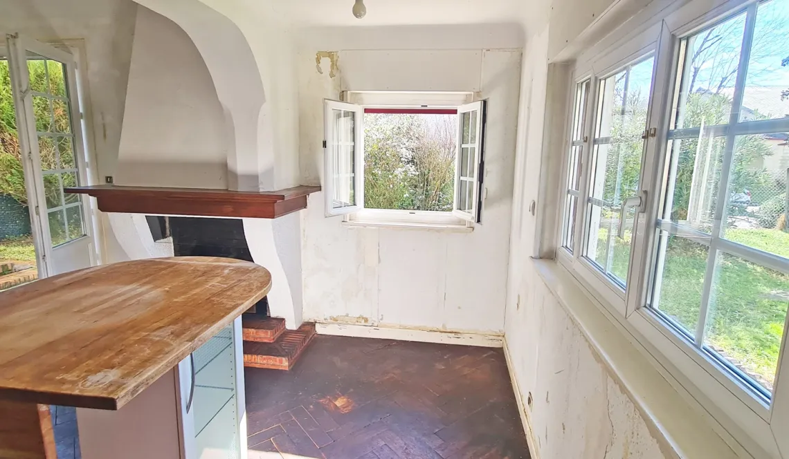 Nouveauté sur le Polo Beyris Bayonne - Type 2 de 53 m² H entièrement à rénover + cave + place de parking privative. Le gros plus: petit jardin privatif plein sud!